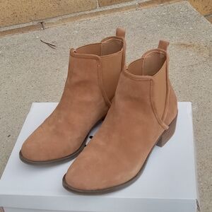 Isaac Mizrahi Gloria Suede Chelsea Boot, Cognac, 8M
